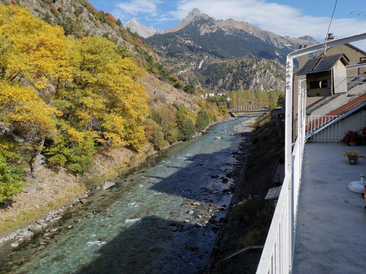 Au Bord De La Riviere Modane