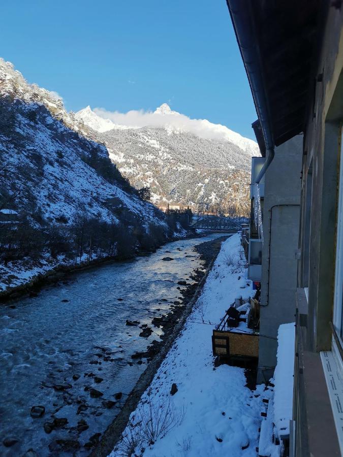 Au Bord De La Riviere *