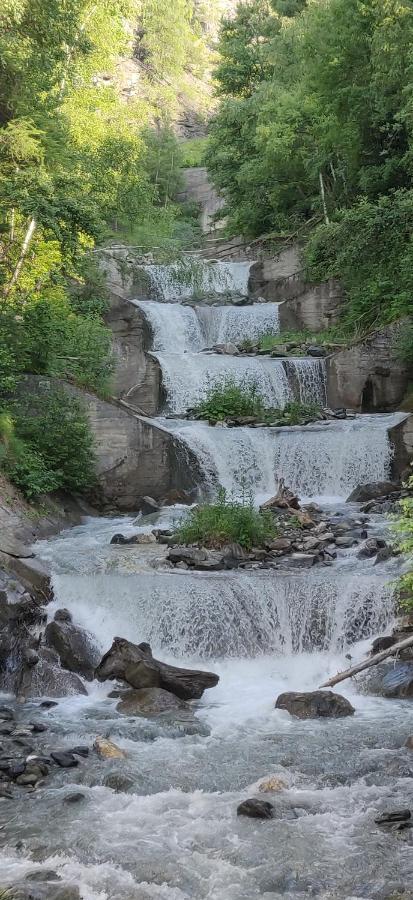 Au Bord De La Riviere Modane